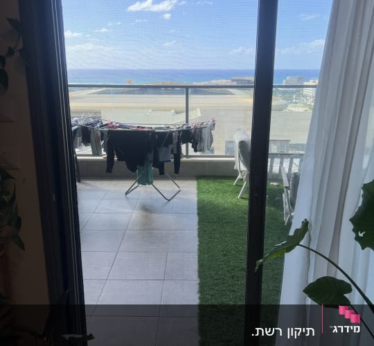 מעקה אלומיניום במרפסת עם נוף לים